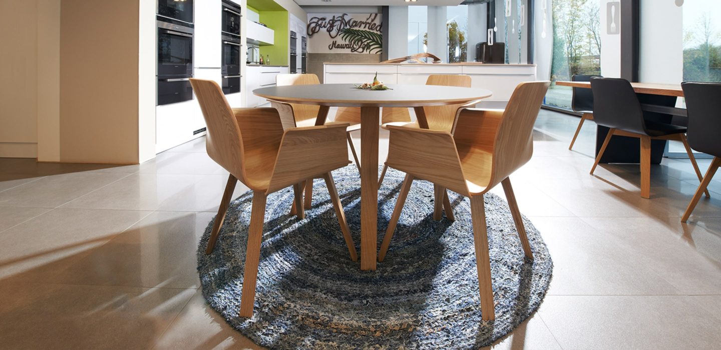 Küchenstudio Küchen Design Karl Russ Ausstellung Tisch mit Stühlen