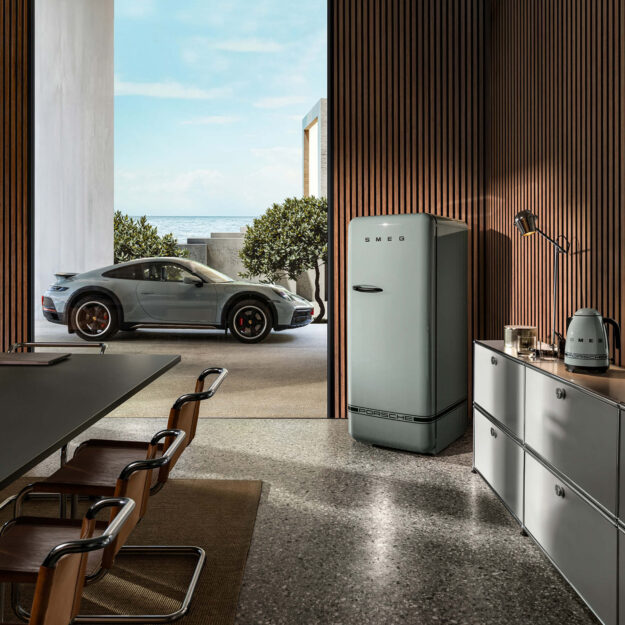 PorschexSmeg Kollektion: Smeg Kühlschrank mit Porsche im Hintergrund